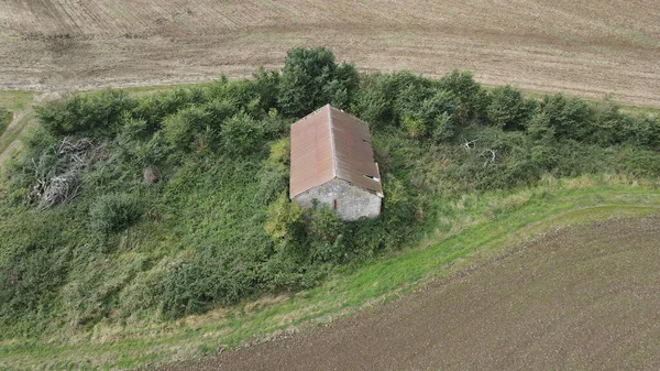 Eski Ahşap Kulübesi Olan Terk Edilmiş Bir Çiftlik Evi Kırsal — Stok fotoğraf
