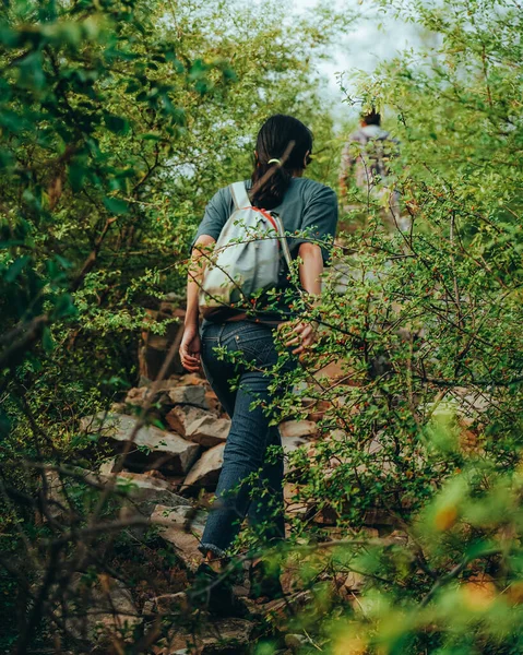 Mladá Žena Zelených Šatech Batohem Lese — Stock fotografie