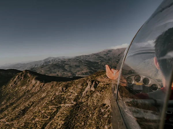 Літак Летить Горах — стокове фото