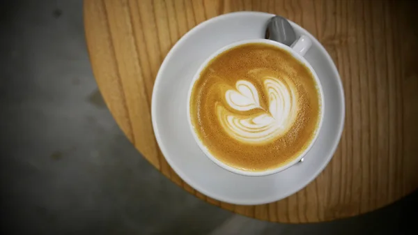 Tasse Kaffee Mit Latte Art Auf Holztisch — Stockfoto