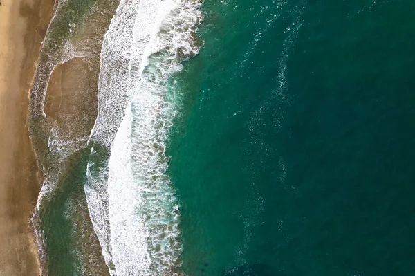 Vista Aérea Ondas Colidindo Sobre Praia — Fotografia de Stock