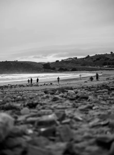 Ασπρόμαυρη Φωτογραφία Ενός Νεαρού Ζευγαριού Που Περπατάει Στην Παραλία — Φωτογραφία Αρχείου