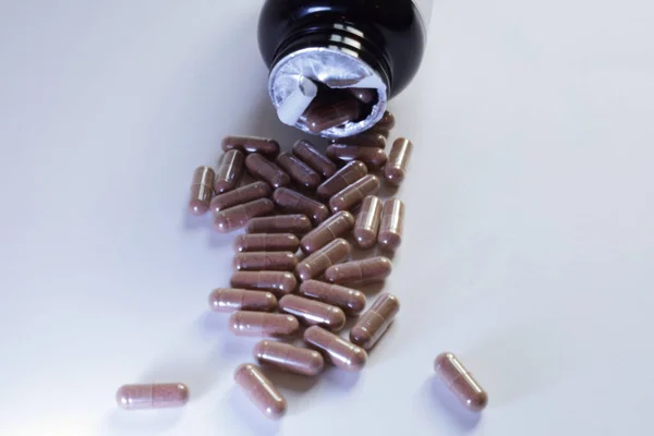 Pillen Und Kapseln Auf Weißem Hintergrund — Stockfoto