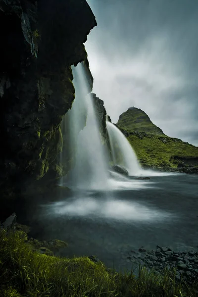 Hermosa Vista Una Pequeña Cascada — Foto de Stock