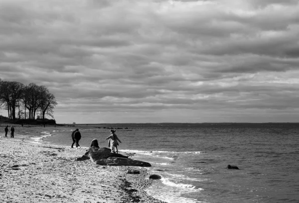Foto Bianco Nero Uomo Una Donna Che Camminano Sulla Spiaggia — Foto Stock