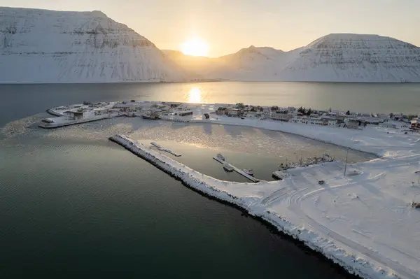 北極海に湖がある美しい風景 — ストック写真