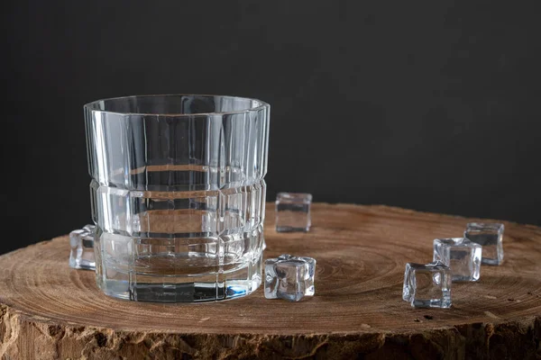 Glas Water Een Donkere Achtergrond — Stockfoto
