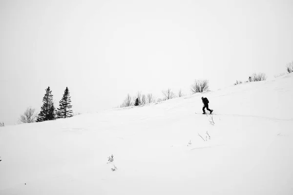 Homem Com Mochila Andando Sobre Neve — Fotografia de Stock