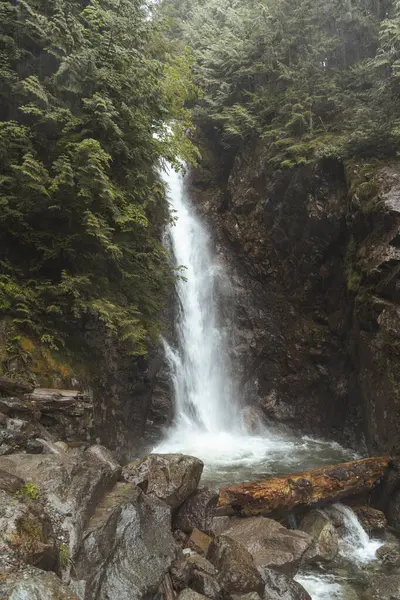 Cachoeira Nas Montanhas — Fotografia de Stock