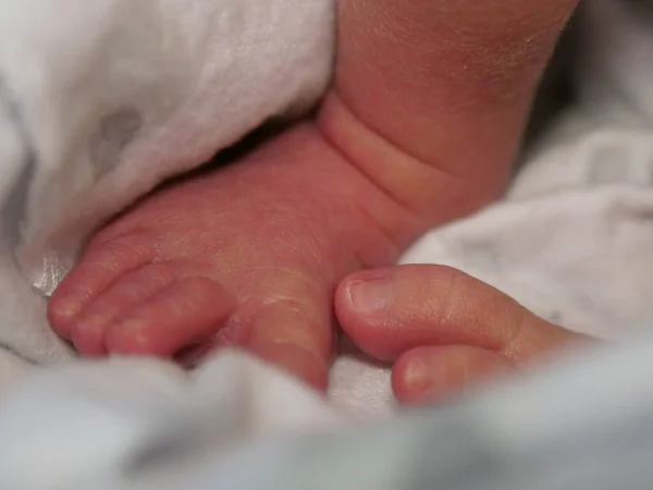 Närbild Ett Nyfött Barn Fötter — Stockfoto