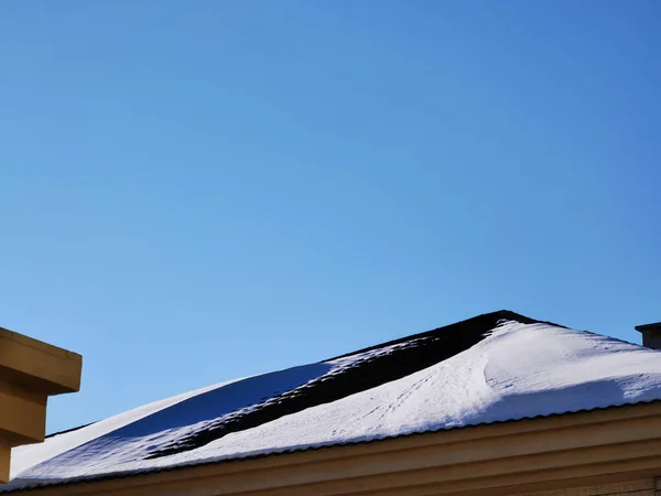 Tak Ett Hus Vintern — Stockfoto