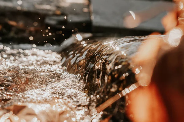 Homem Limpando Piscina Com Uma Fonte — Fotografia de Stock