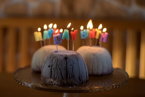 桌上放着蜡烛的生日蛋糕 — 图库照片