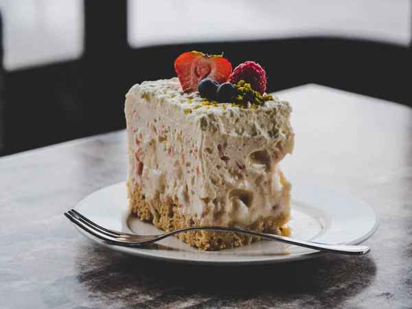 Läcker Chokladkaka Med Bär — Stockfoto