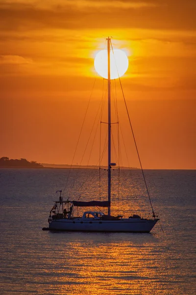Matahari Terbenam Laut Dan Perahu — Stok Foto