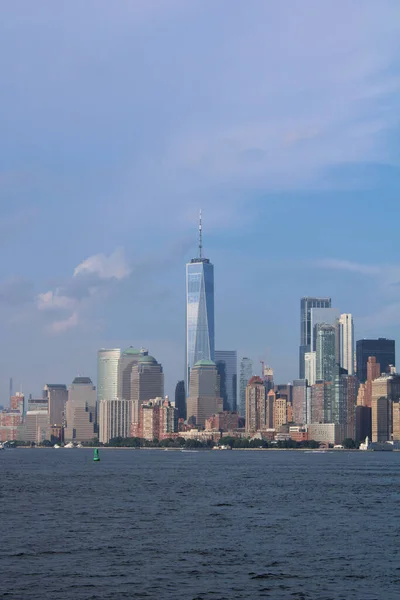 Gökdelenleri Mavi Gökyüzü Olan New York Şehri Gökdelenleri — Stok fotoğraf