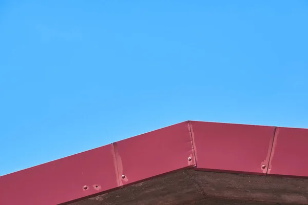 Mavi Gökyüzü Olan Bir Binanın Çatısına — Stok fotoğraf