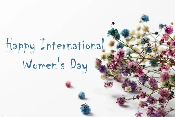 Šťastný Mezinárodní Den Žen Text Bílém Pozadí Květinami — Stock fotografie