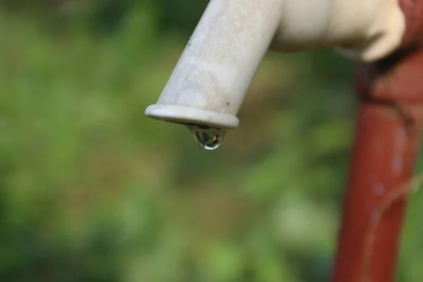 Detailní Pohled Kapka Vody Kohoutku Zahradě — Stock fotografie