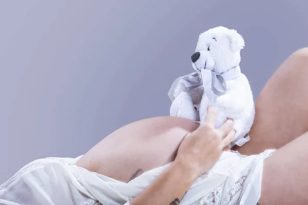 Mulher Grávida Com Urso Pelúcia — Fotografia de Stock