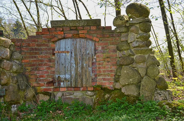 Kırmızı Tuğlalı Eski Ahşap Kapı — Stok fotoğraf