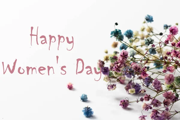 Šťastný Ženský Den Text Bílém Pozadí Květinami — Stock fotografie