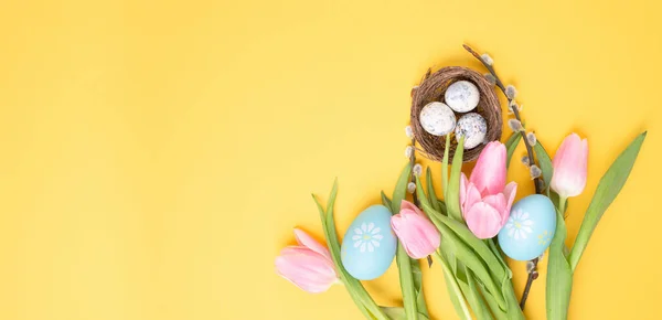 Sarı Arka Planda Paskalya Yumurtaları Laleler — Stok fotoğraf