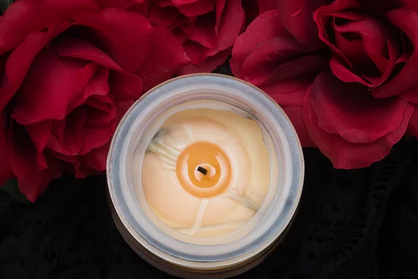 Красиві Червоні Пелюстки Троянд Дерев Яному Фоні — стокове фото