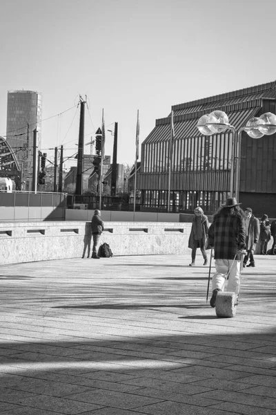 Foto Preto Branco Homem Cidade — Fotografia de Stock