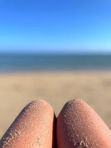 ขาผ สวยงามบนชายหาด — ภาพถ่ายสต็อก