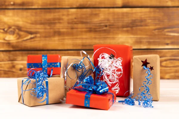 圣诞节礼物和木制背景的礼品盒 — 图库照片