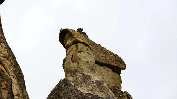Pedra Agaist Céu Nublado — Fotografia de Stock