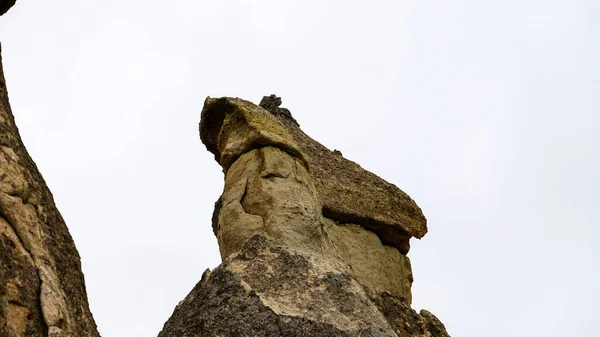 Stein Gegen Bewölkten Himmel — Stockfoto