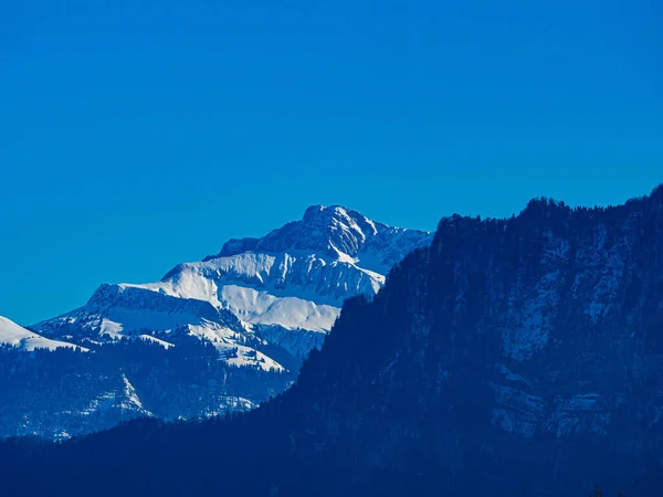 Prachtige Bergen Met Besneeuwde Toppen Blauwe Lucht Witte Wolken — Stockfoto