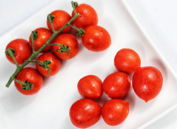 白い背景に新鮮な赤いトマト — ストック写真