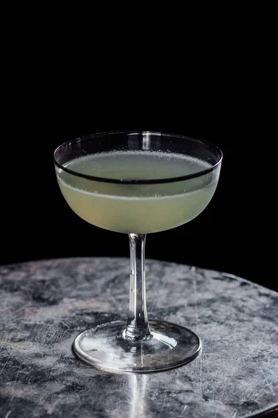 Glas Cocktail Met Ijsblokjes Zwarte Achtergrond — Stockfoto