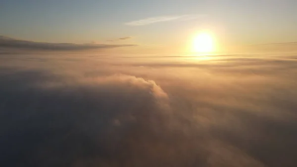 雲の中の美しい夕日 — ストック写真