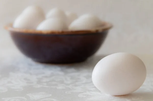Яйца Миске Белом Фоне — стоковое фото