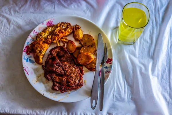 Gegrillte Chicken Wings Mit Gemüse Und Gewürzen Auf Einem Teller — Stockfoto