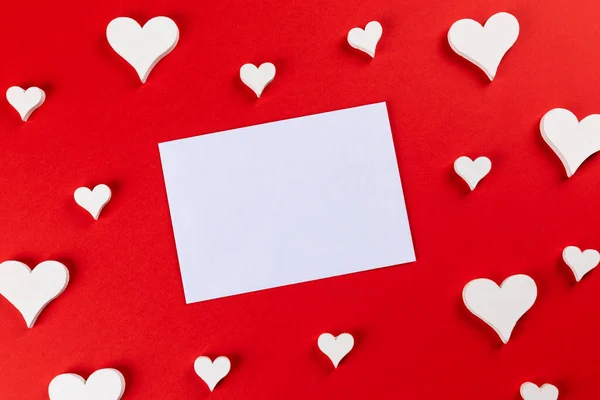 バレンタインデーの背景に心と赤と白の紙 — ストック写真