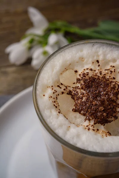 Koffie Latte Met Marshmallows Houten Achtergrond — Stockfoto