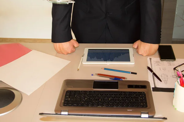Üzletember Dolgozik Egy Laptop Egy Modern Irodában — Stock Fotó