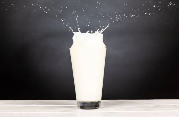 Milch Glas Auf Schwarzem Hintergrund — Stockfoto
