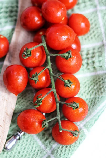 Frische Rote Tomaten Auf Einem Hölzernen Hintergrund — Stockfoto