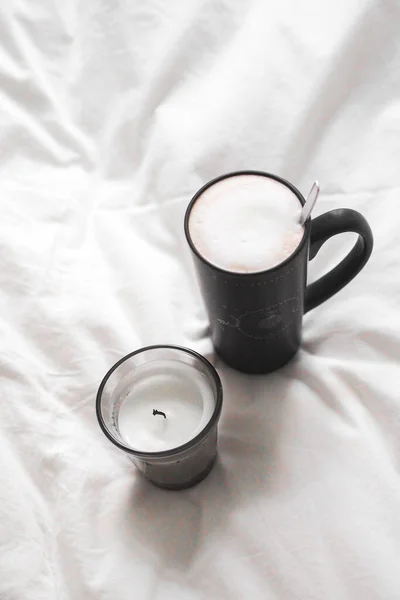 Xícara Branca Café Uma Toalha Preta Uma Cama — Fotografia de Stock