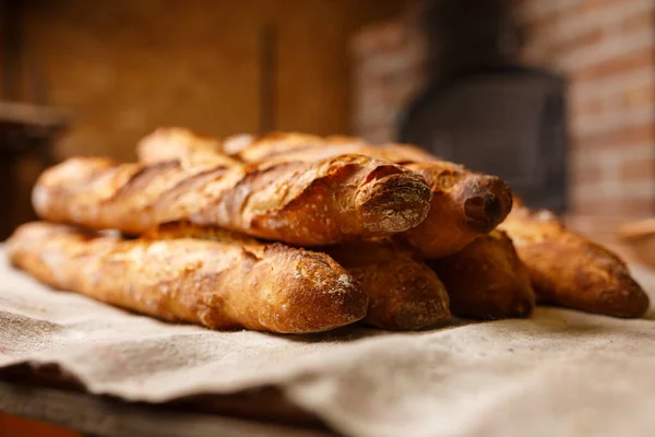 Házi Croissant Lekvárral Fahéjjal Egy Asztalon — Stock Fotó