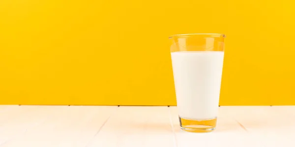 Glas Milch Auf Gelbem Hintergrund — Stockfoto
