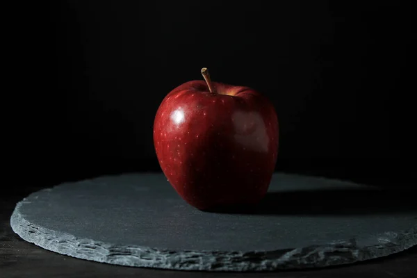 黑色背景的红苹果 — 图库照片