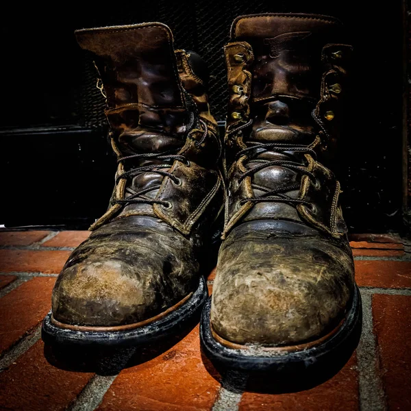 Botas Velhas Couro Preto Desgastado Fundo Marrom — Fotografia de Stock