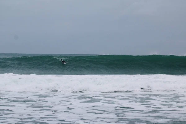 Surfeando Las Olas Del Mar —  Fotos de Stock